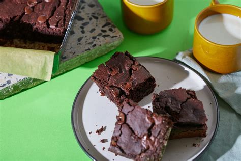 Frissen sült cukkinis brownie tepsiben