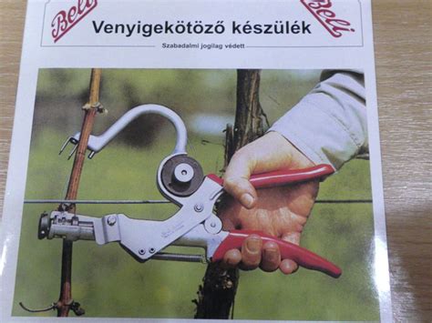 Szőlőkötöző gép működés közben