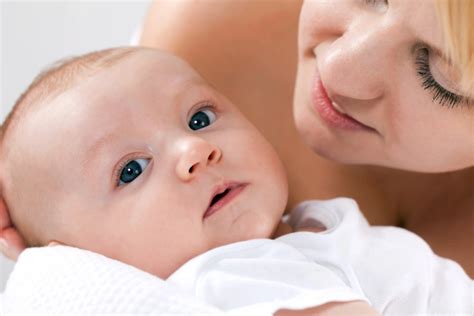 Anya eteti a babát egészséges rágcsával