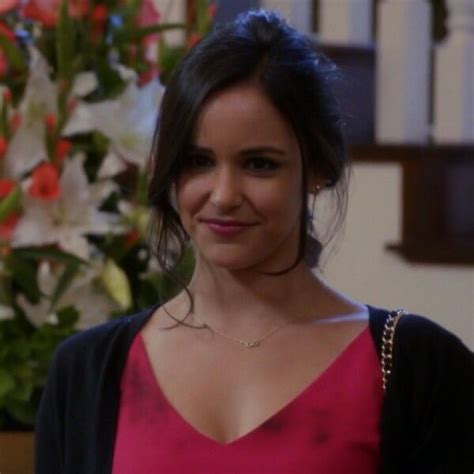 Melissa Fumero (Amy Santiago) álcában, terhes pocakkal egy jelenetben a Brooklyn 99-ből