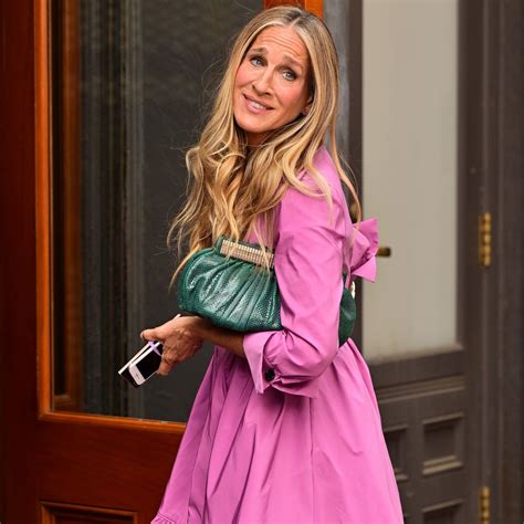Sarah Jessica Parker (Carrie Bradshaw) egy nagy táskával eltakarva a pocakját a Szex és New Yorkból