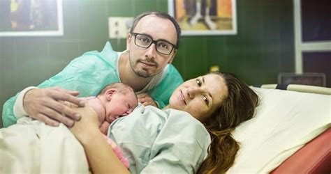 Humanizált szülés kontra medikalizált szülés