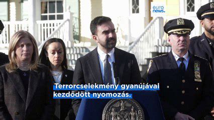 Emberek gyertyákkal egy tüntetésen