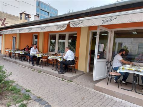 A Laktató Étkezde bejárata
