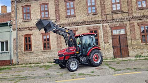 Traktor rakodóval