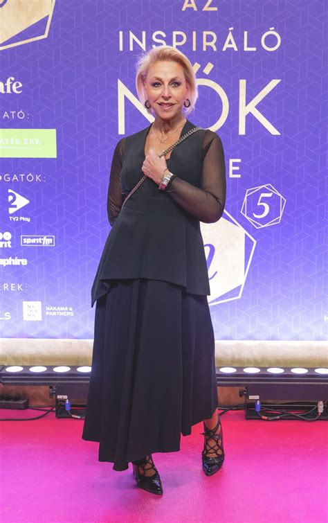 Ungár Anikó bűvészként