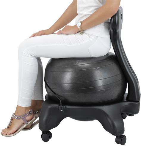 Egy személy fitnesz labdával edz