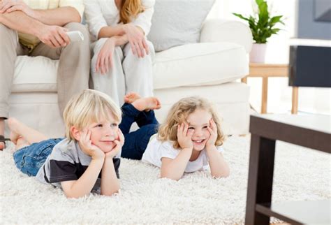 Gyermek tévézik, kütyüzik