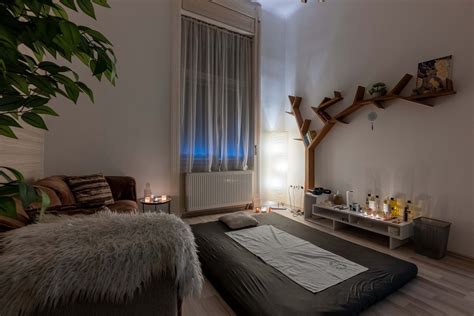 Nő relaxál masszázs közben