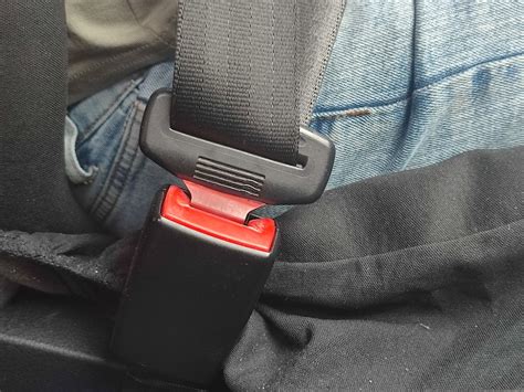 biztonsági öv helyes vezetése az ülésen