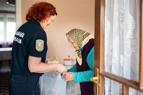 Tanyagondnok falun, segítve az időseket