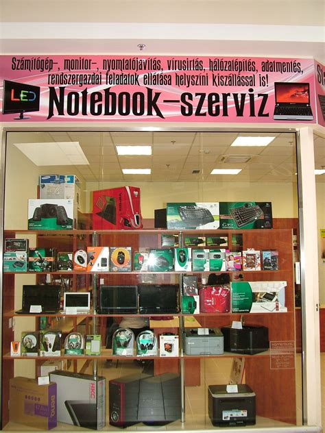Siófoki informatikai szaküzlet bejárata és környéke