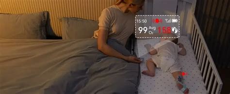 Szülő figyeli a légzésfigyelő kijelzőjét