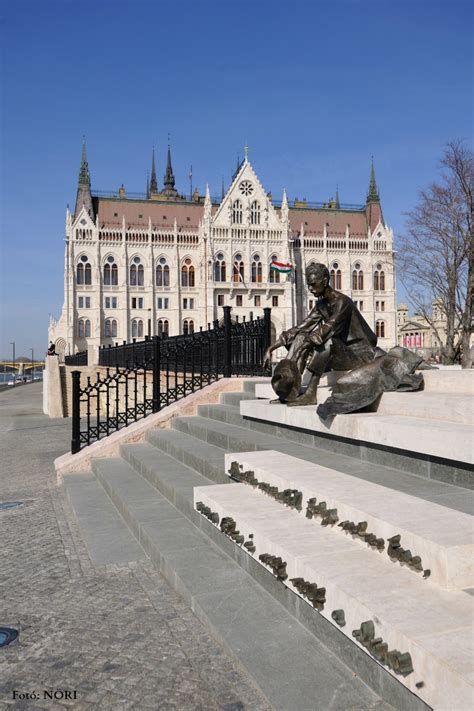 A Kossuth tér és az Országház látképe