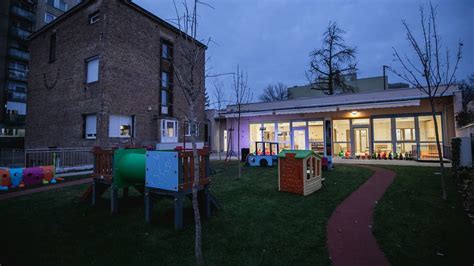 Modern bölcsőde udvara Budapesten