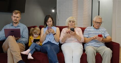 Gyászoló család tagjai ülnek egy asztalnál, előtte hivatalos papírok és egy telefon