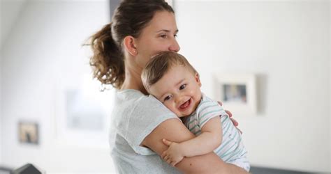 anya és baba téli hordozásban