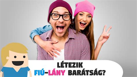 Kép egy kisgyermekről, aki boldogan beszélget