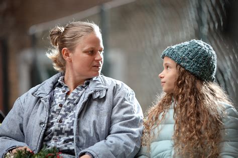 Kép egy szülőről, aki türelmesen hallgatja gyermekét