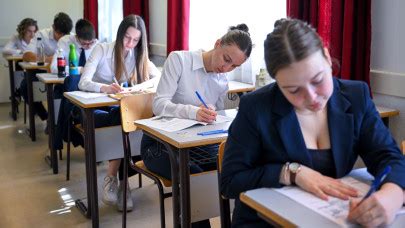 Vizsgázók írásbeli vizsgán egy vizsgaközpontban