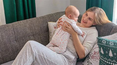 anya masszírozza a kisbabáját