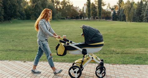 Kismama babakocsit tol a városban