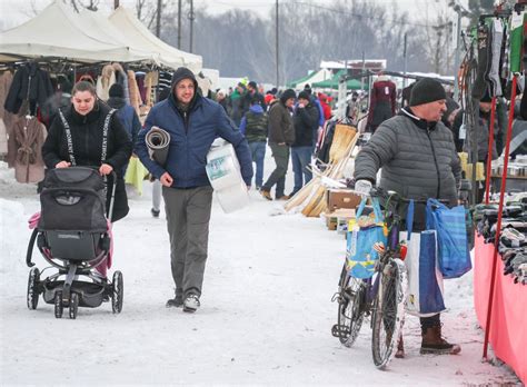 Kézműves termékeket és élelmiszereket árusító standok az ónodi vásáron