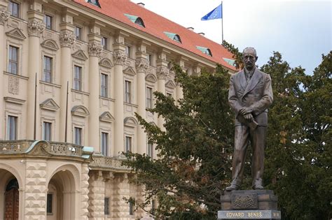 Winton szobra a prágai főpályaudvaron