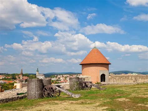Eger látképe az egri várral