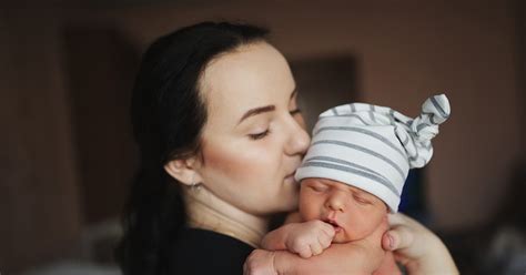Kimerült anya a babával