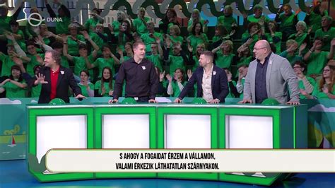 Király Linda fiatalon, a Szerelem utolsó vérig című dal előadása közben