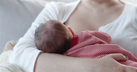 Baba és anya szoptatás közben