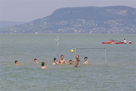 Gyerekek fürdenek habokban