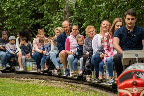 Család élvezi az időt a parkban