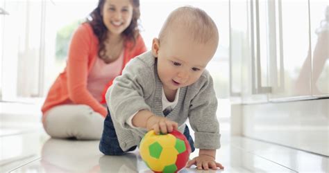 szülő játszik bújócskát a babával