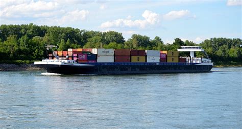 A különböző folyami hajózási formációk ábrázolása