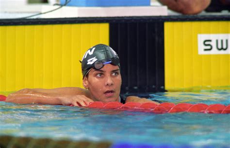 nő úszik mellprotézissel