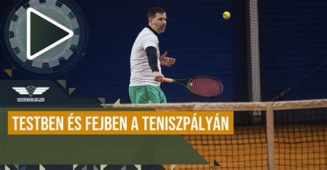 Gyermekek teniszpályán, teniszruházatban