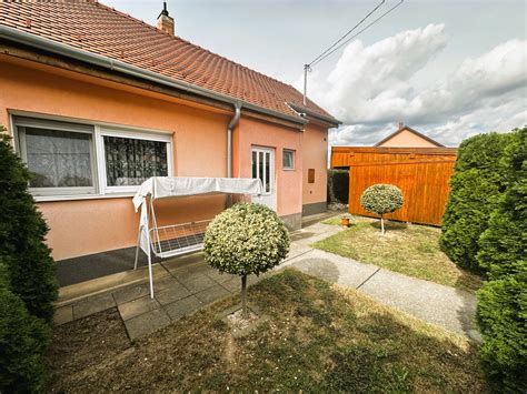 Családi ház kisgyermekkel, kiemelve a lépcsőfordulót és a lezárható részeket
