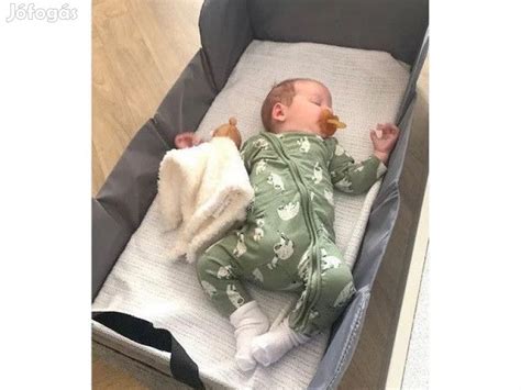hordozható kiságy összecsukva egy táskában