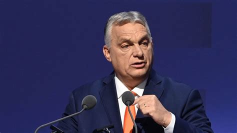 Démétér bőségszarut tart a kezében