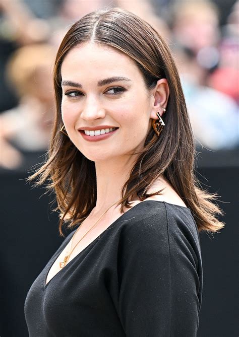 Lily James portréja