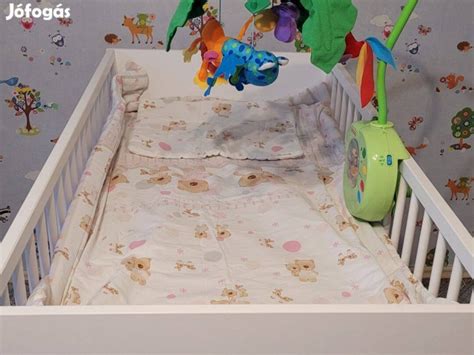 Pelenkázóasztal pelenkázó lappal és babaápolási termékekkel