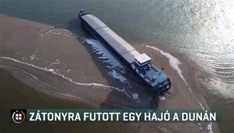 Zátonyra futott teherhajó a Dunán