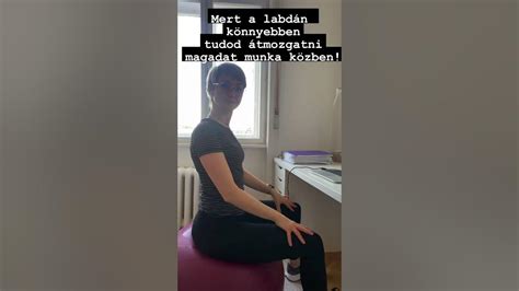 Nő fitness labdán ülve vajúdik