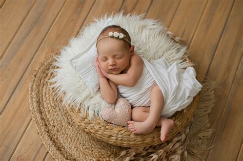 kétféle újszülött fotózási stílus: stúdió és lifestyle