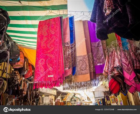 Marokkói bazár színes fűszerekkel és termékekkel