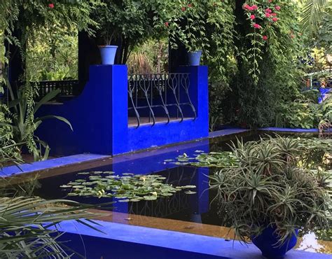 Jardin Majorelle kék épületekkel és egzotikus növényekkel