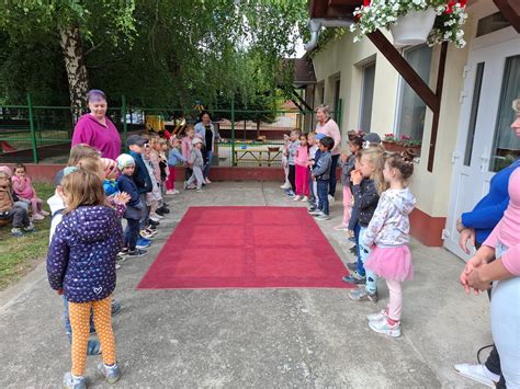 Játszó gyermekek a Sün Balázs Családi Bölcsőde udvarán