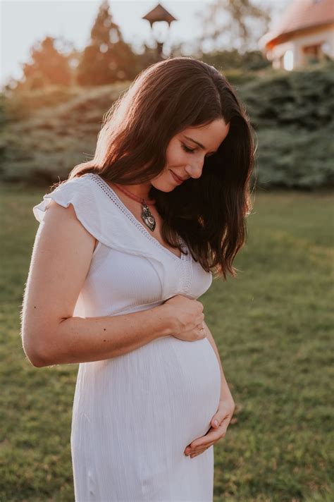 Kismama fotózás stúdióban lágy fényekkel